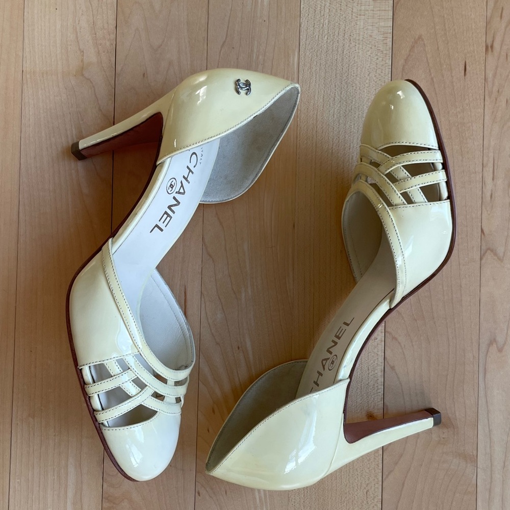 CHANEL cream/light yellow heels. New! Never worn! Can come with dust bag.